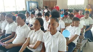 Estudiantes participan en conversatorio sobre herencia afrodescendiente