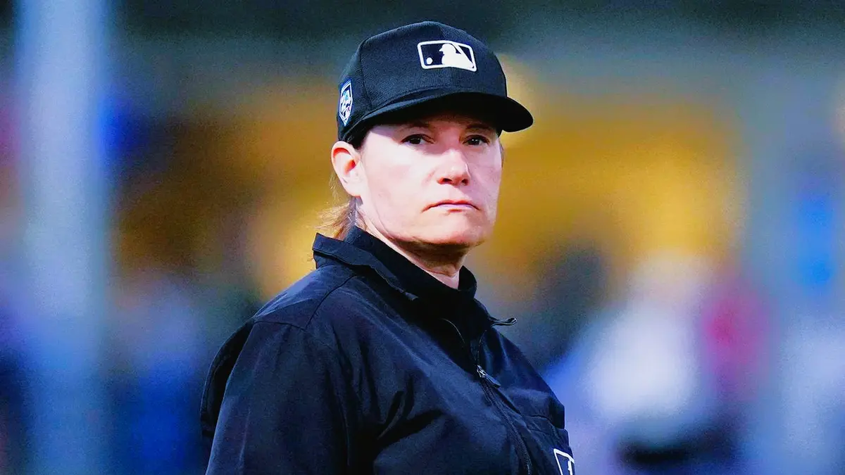 ¡Increíble! Primera umpire mujer dirige juego en la MLB