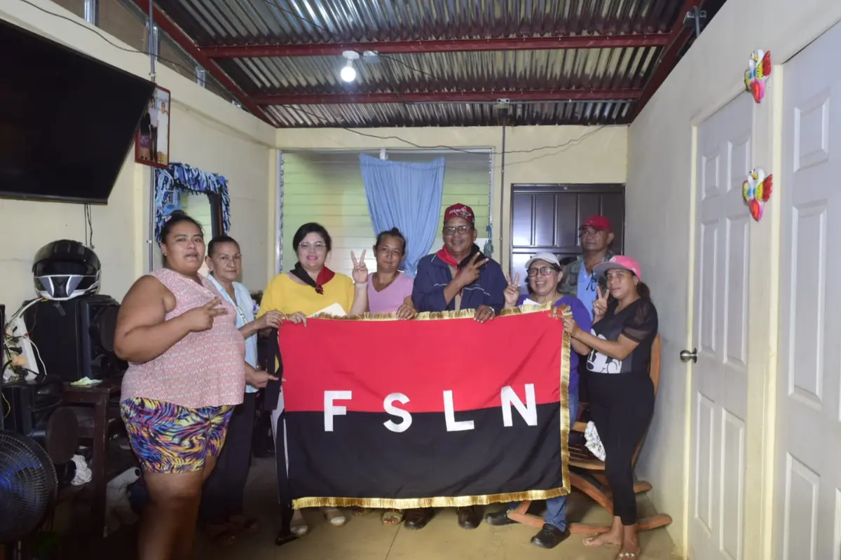 Familias del reparto 19 de Julio estrenan red eléctrica en el sur de León