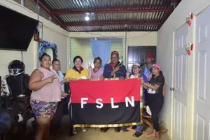Familias del reparto 19 de Julio estrenan red eléctrica en el sur de León