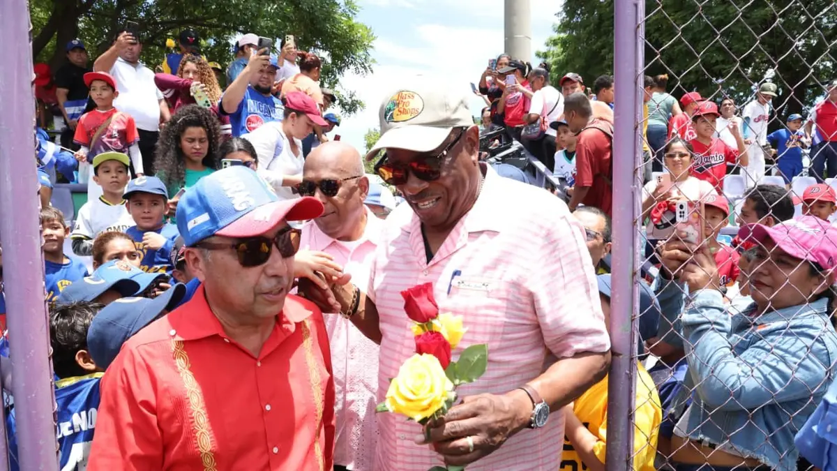 Dusty Baker honra a Roberto Clemente en su visita a Nicaragua