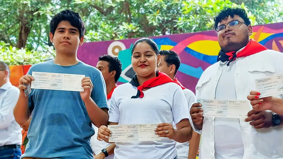 Universitarios de la UNAN Managua reciben becas
