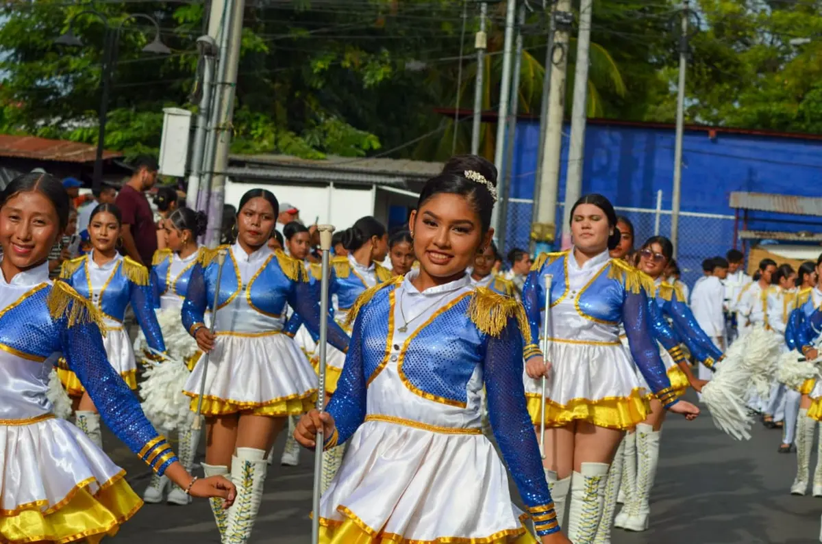 Desfile patrio conmemora la histórica Cruzada Nacional de Alfabetización