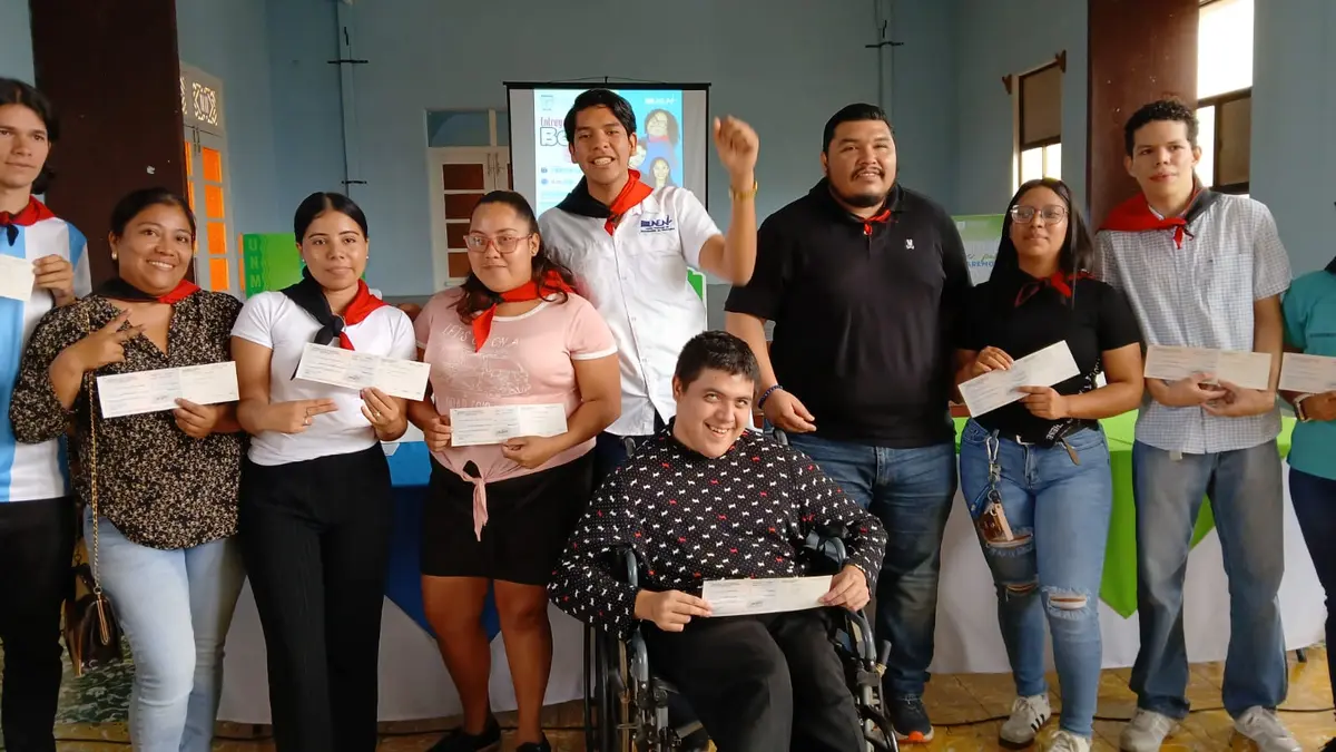 Entrega de becas universitarias fortalece formación académica en Carazo