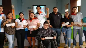 Entrega de becas universitarias fortalece formación académica en Carazo