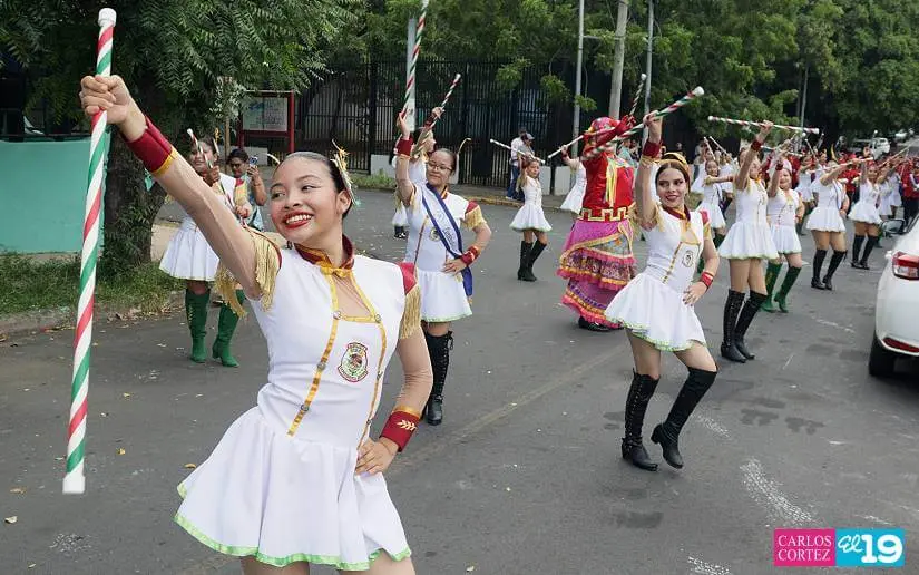 Estudiantes del Experimental México y Sacuanjoche honran la patria en desfile