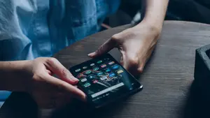 El uso excesivo del celular lo llevó al borde de la parálisis