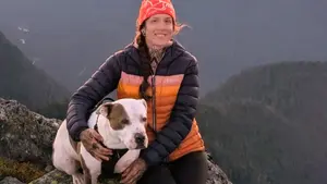Mujer sobrevive tras caída en montaña mientras rescataba a su perro