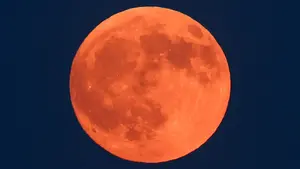 El cielo se viste de rojo con la impresionante luna de sangre