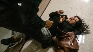 Video muestra a agente de ICE violentando a migrante ecuatoriana en Nueva York