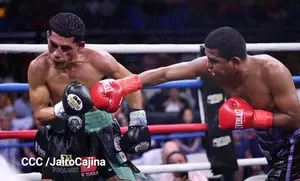 Chocolatito gana una guerra en el ring y hace temblar el Polideportivo