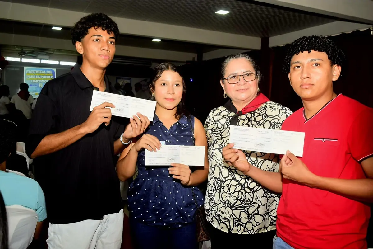 Primera entrega de Becas para el Pueblo marca un hito en la UNCPGGL