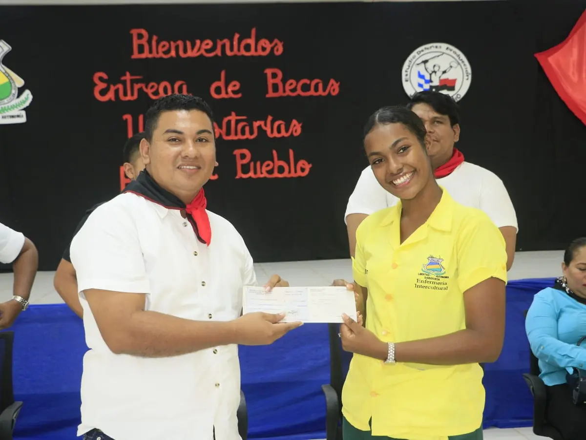 Costa Caribe Sur sigue avanzando en educación con entrega de becas universitarias