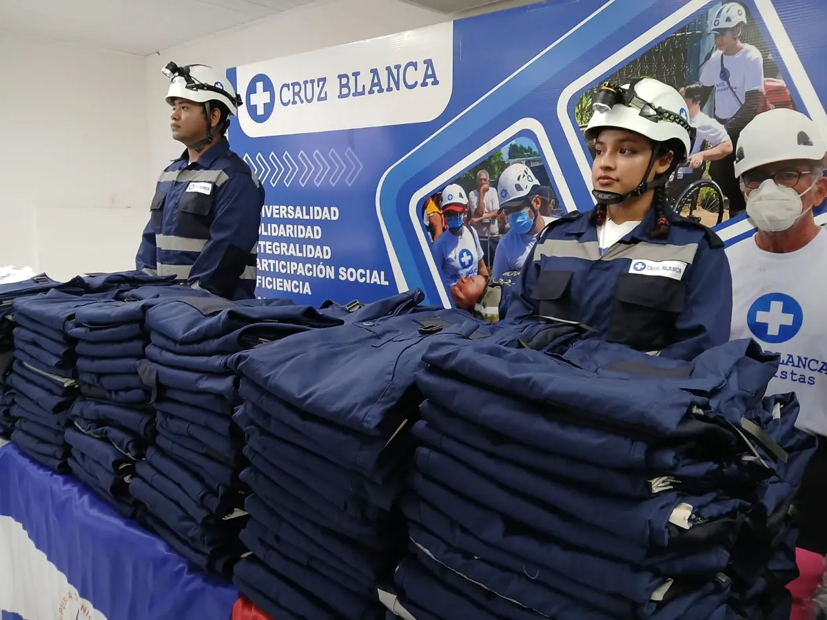 Cruz Blanca entrega uniformes a socorristas de cara a las fiestas patrias