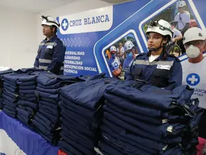 Cruz Blanca entrega uniformes a socorristas de cara a las fiestas patrias