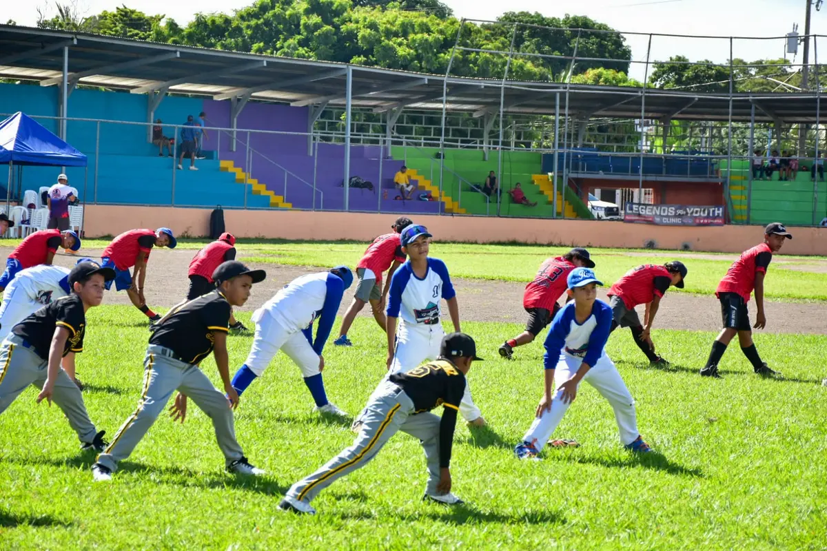 Leyendas del béisbol inspiran a la juventud nicaragüense en Rivas