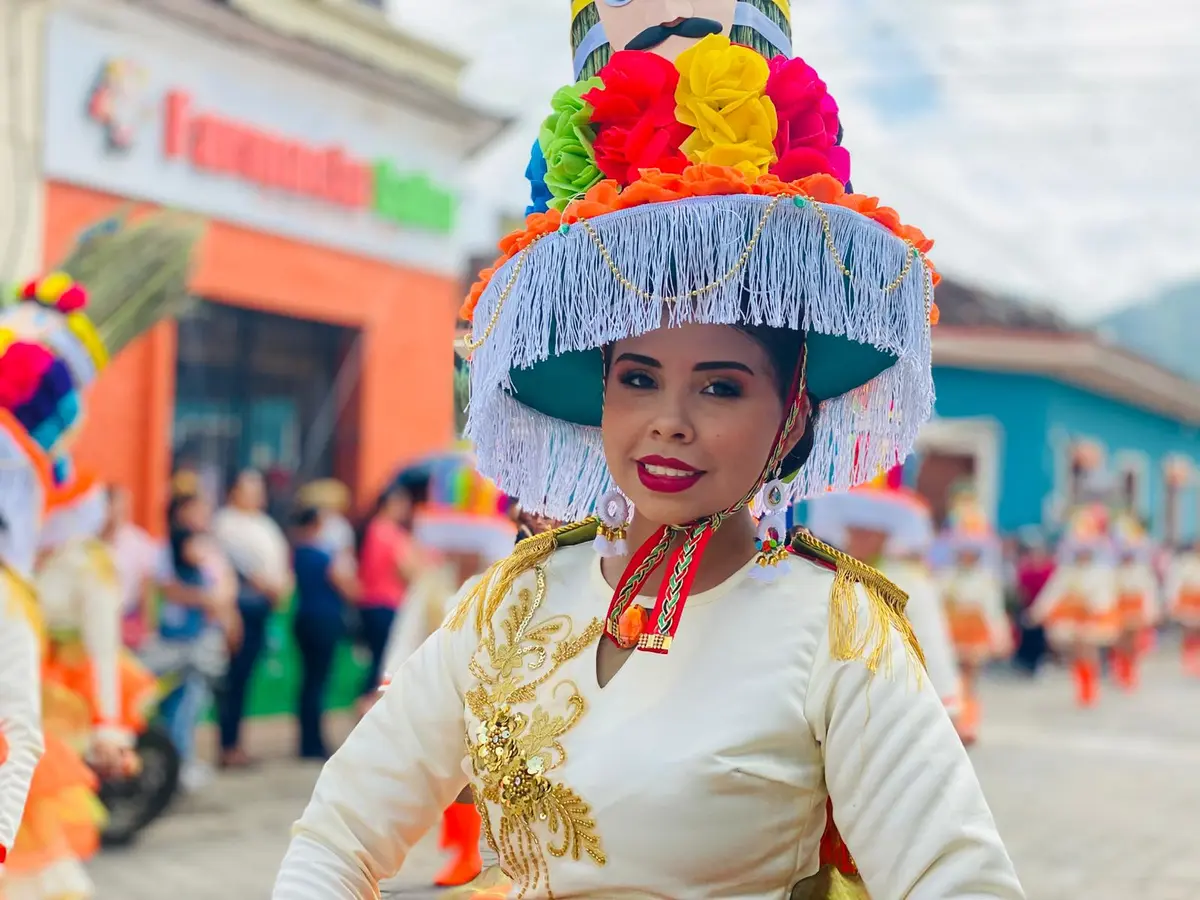Estudiantes de Bluefields y Madriz celebran las Fiestas Patrias