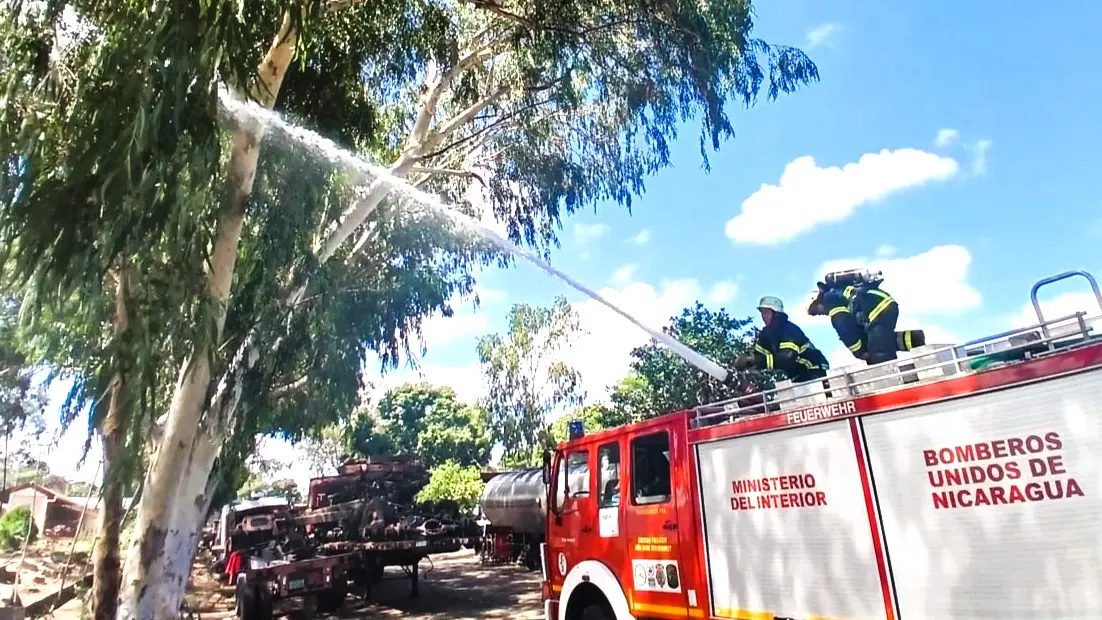 Bomberos Unidos intensifican entrenamiento contra incendios
