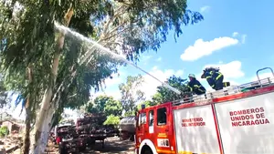 Bomberos Unidos intensifican entrenamiento contra incendios