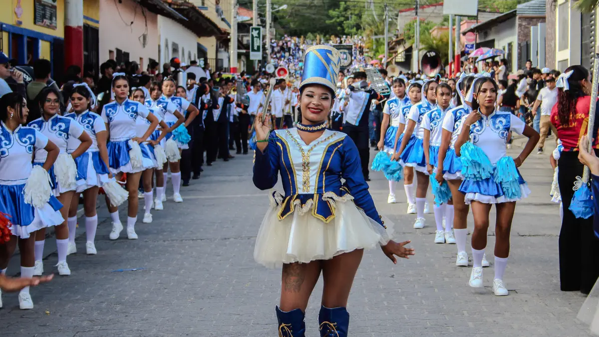 Colorido desfile de Bandas Rítmicas llena de alegría a Ocotal
