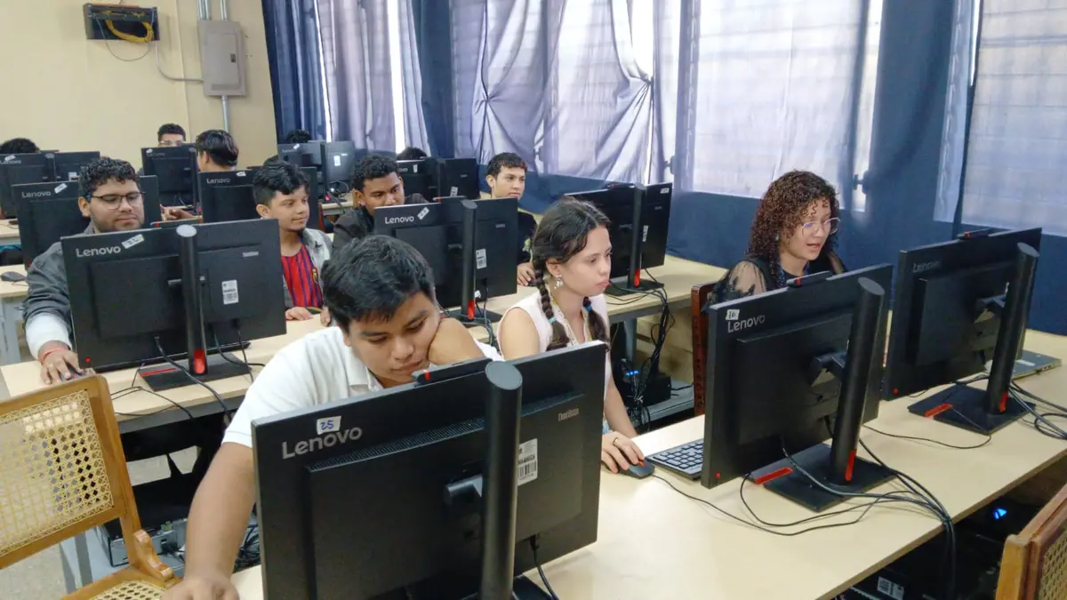 Fortalecen formación universitaria con entrega de equipos en Carazo