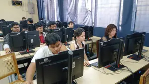 Fortalecen formación universitaria con entrega de equipos en Carazo