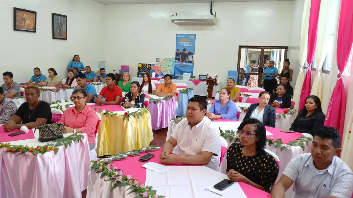 Docentes del INATEC Bluefields reciben homenaje por su creatividad educativa