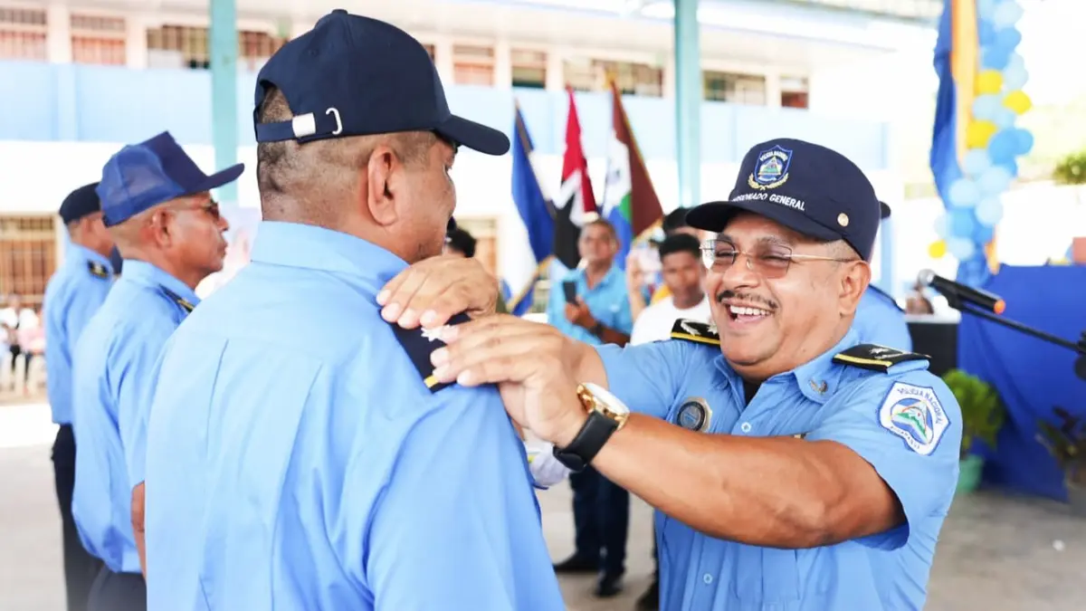 Policía Nacional celebra ascensos en su 46 aniversario