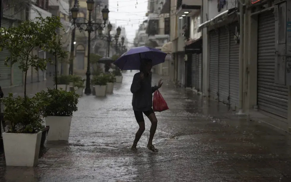 República Dominicana declara alerta en 16 provincias por onda tropical