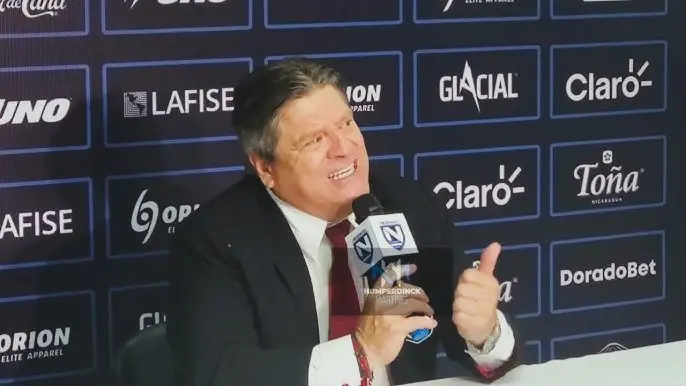 El “Piojo” Herrera se ataca con periodista nica en plena conferencia