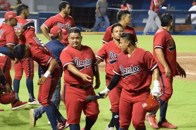 Derek Loáisiga desata su poder y Los Dantos empatan la final del Pomares