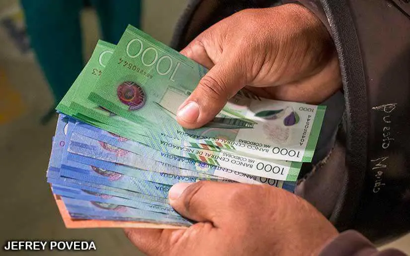 Servidores públicos reciben reconocimiento con aumento salarial