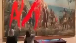 Activistas lanzan pintura roja a cuadro de Cristóbal Colón en Madrid