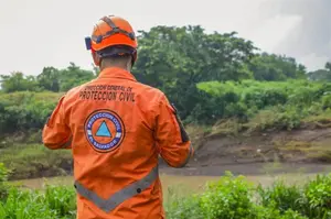 El Salvador eleva alerta naranja por lluvias intensas en zona costera