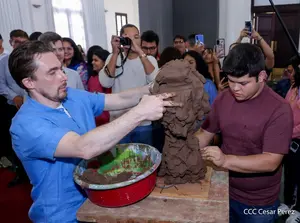 Escultor ruso comparten su experiencia con estudiantes nicaragüenses