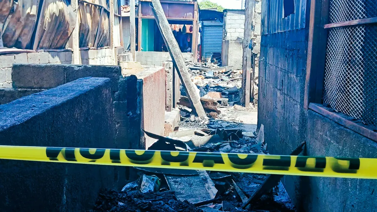 Incendio destruye más de 15 tramos en el Mercado Oriental