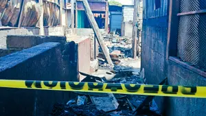 Incendio destruye más de 15 tramos en el Mercado Oriental