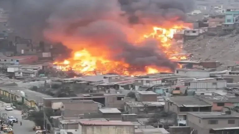 Incendio en Perú deja varios heridos y destruye decenas de viviendas