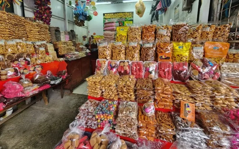 Comerciantes preparan sus tramos con  artículos tradicionales para las fiestas marianas