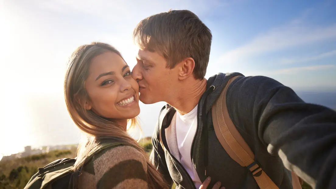 ¿Cuál es el auge de las relaciones privadas en redes sociales entre mujeres jóvenes?