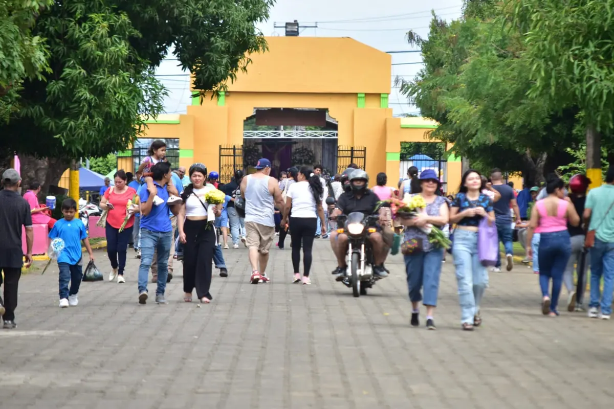 Familias de León recuerdan a sus difuntos en un ambiente de paz y seguridad