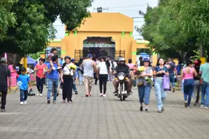 Familias de León recuerdan a sus difuntos en un ambiente de paz y seguridad