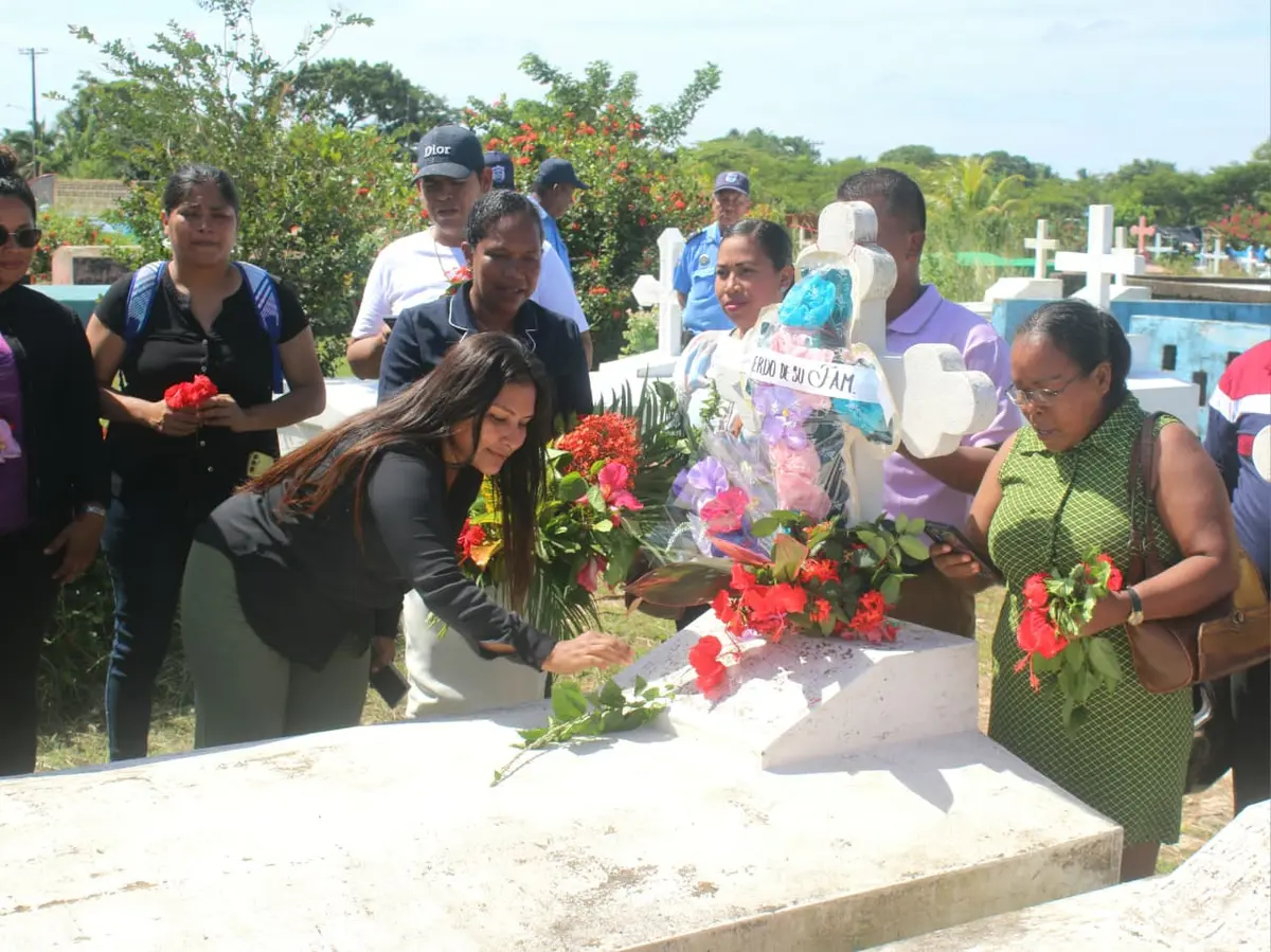 Familias de Bilwi recuerdan a sus difuntos en un ambiente de fe y tradición