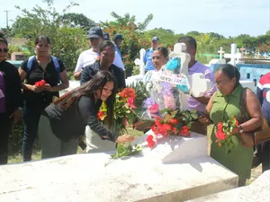 Familias de Bilwi recuerdan a sus difuntos en un ambiente de fe y tradición