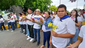 Capitalinos visitan los cementerios para recordar a sus difuntos con flores y oraciones