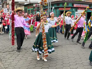 Matagalpa se llena de colores con desfile escolar navideño