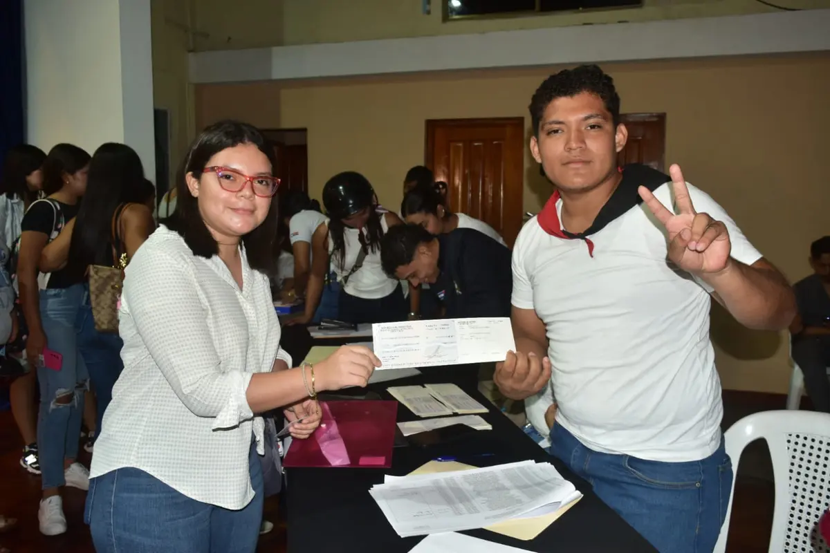 Estudiantes universitarios reciben apoyo del programa Becas para el Pueblo