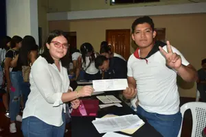 Estudiantes universitarios reciben apoyo del programa Becas para el Pueblo
