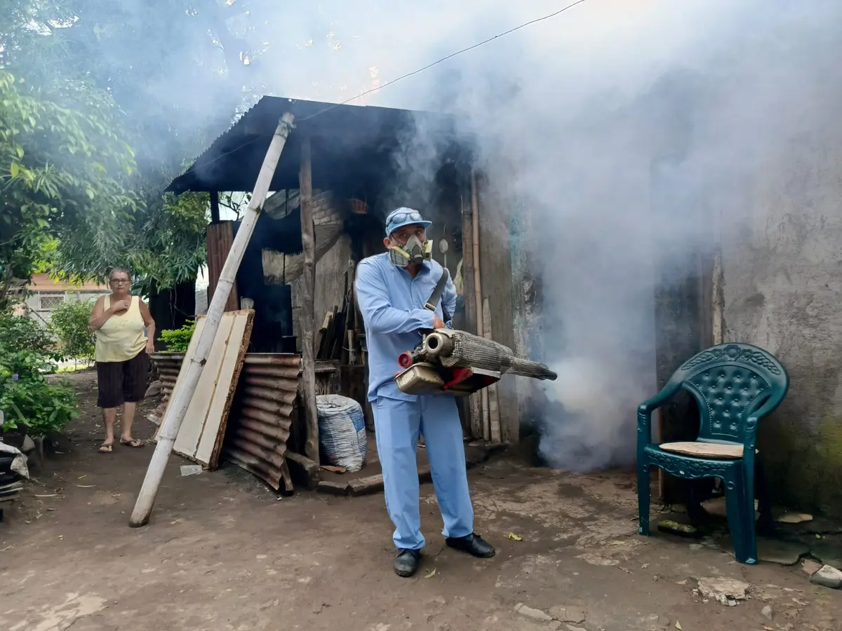 Brigadistas del Minsa refuerzan fumigación y abatización en Managua