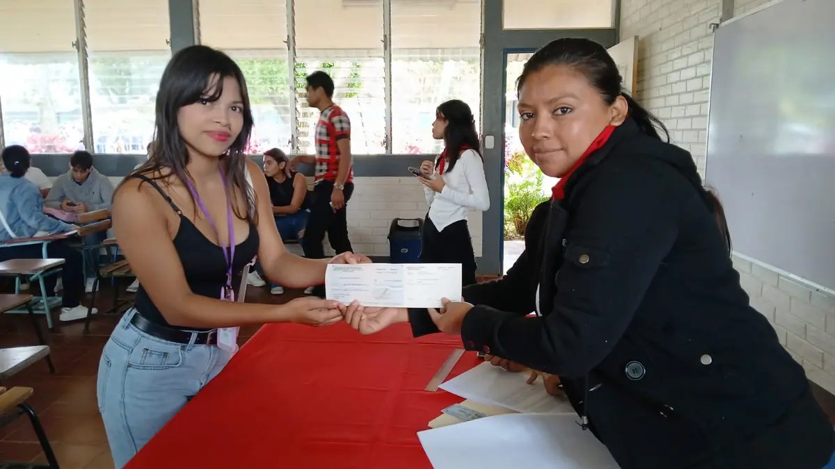 Estudiantes de CUR-Carazo reciben nuevas becas universitarias